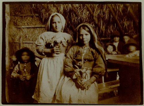 Figli di contadini in abito tradizionale dentro una tipica capanna dell'Agro romano.