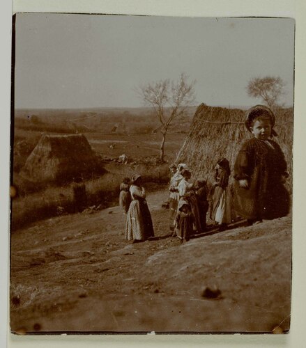 Gruppo di contadine e bambini in un villaggio dell'Agro romano