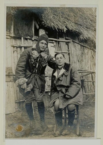 Giuseppe Sprovieri e un altro militare, durante il primo conflitto mondiale, ritratti  di fronte a una capanna dell'Agro romano.