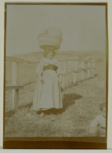 Contadina in abiti tradizionali con cesto sulla testa