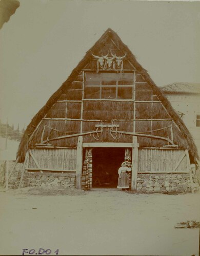 Fronte della capanna centrale progettata da Cambellotti per la mostra dell'Agro romano