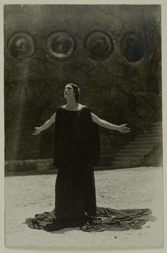 Maria Laetitia Celli nel ruolo di Antigone nella rappresentazione teatrale 