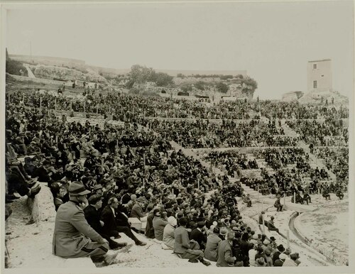 Pubblico osservante una Rappresentazione classica al teatro greco di Siracusa