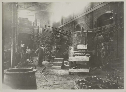 Interno di una acciaieria con alcuni operai