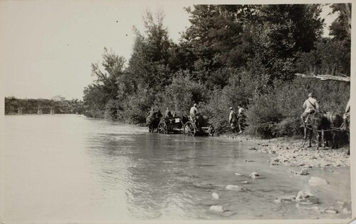 Trasporto di artiglieria a cavallo lungo un fiume