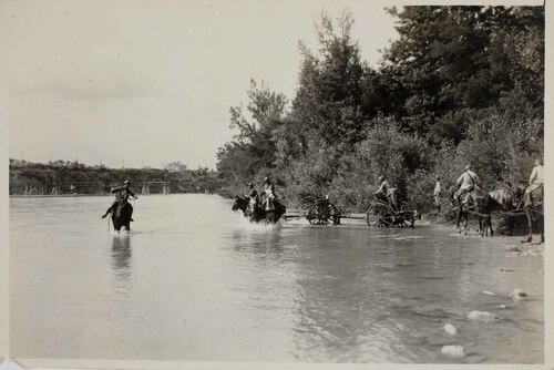 Il guado di un fiume con l'artiglieria a cavallo