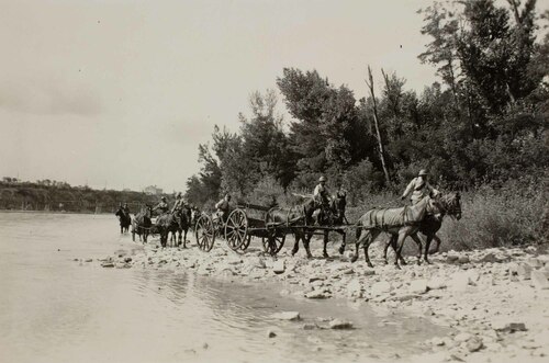 Trasporto di artiglieria a cavallo lungo un fiume