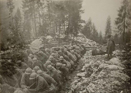 Soldati impegnati nel trasporto di materiali in montagna