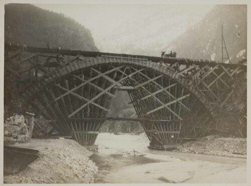 Un ponte militare sopra un fiume di montagna