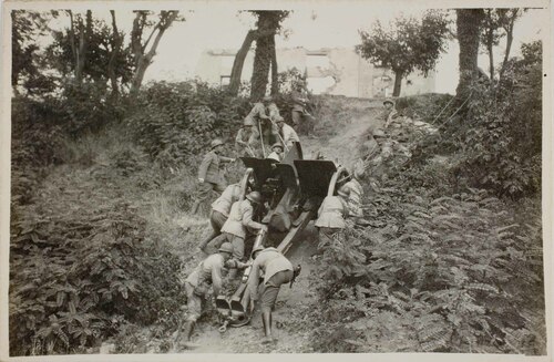 Soldati che trasportano un pezzo di artiglieria in montagna