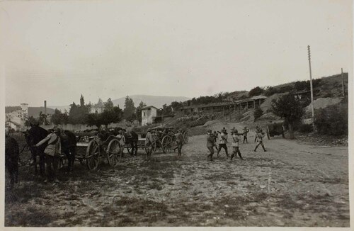 Soldati che trasportano pezzi di artiglieria e munizioni