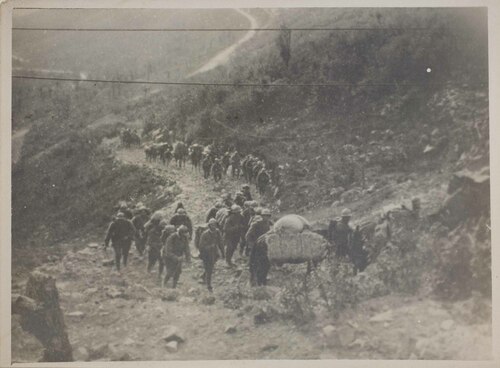 Soldati in marcia lungo un sentiero di montagna