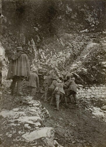 Soldati che trasportano un pezzo di artiglieria in montagna