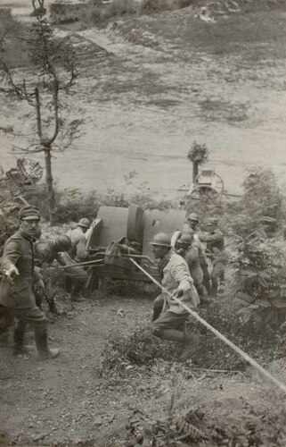 Soldati che trasportano un pezzo di artiglieria in montagna