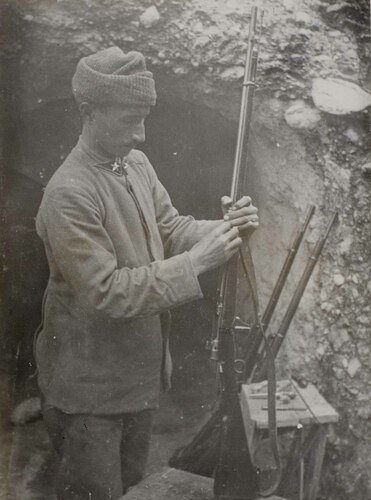 Soldato addetto alla pulitura dei fucili