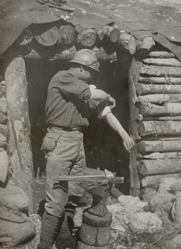 Soldato addetto alla manutenzione delle armi