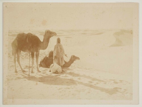 Uomini in preghiera nel deserto