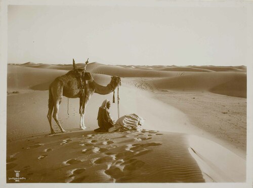 Uomini in preghiera nel deserto