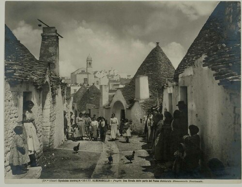 ALBEROBELLO - Puglie. Una Strada della parte del Paese dichiarato Monumento Nazionale.