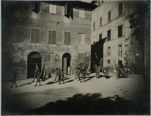 La Comparsa della Contrada della Tartuca a Siena