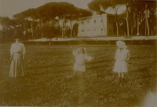 Bambine che giocano in un parco