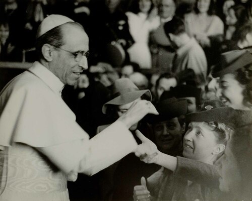Papa Pio XII saluta la folla