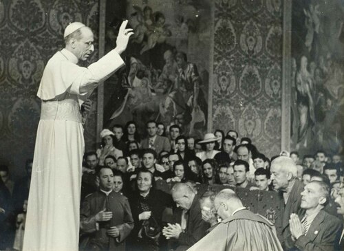 Papa Pio XII benedice la folla