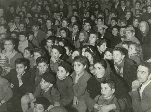 Folla che assiste per la prima volta ad una proiezione cinematografica in una rimessa. Valle del Sangro. Gamberale mt. 1250