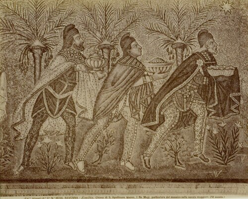 Ravenna - Emilia. Chiesa di S. Apollinare Nuovo. I Re Magi, particolare del mosaico nella navata maggiore. (VI secolo.)