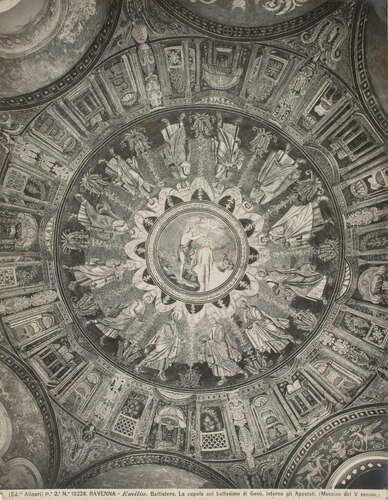 RAVENNA - Emilia. Battistero. La cupola col battesimo di Ges�, intorno gli Apostoli. (Musaico del V secolo.)