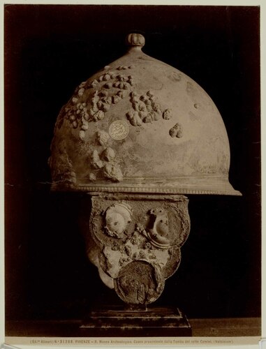 FIRENZE - R. Museo Archeologico. Casco proveniente dalla Tomba dei Sette Camini. ( Volsinium)