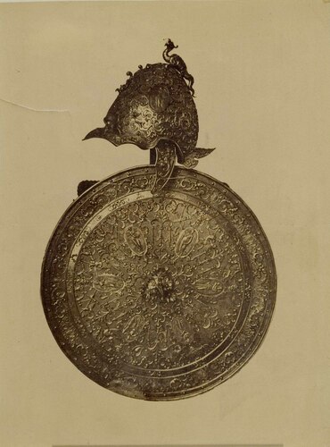 Elmo e scudo in bronzo decorato