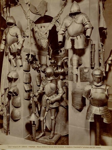 FIRENZE - Museo Stibbert. Salone della Cavalcata. Armatura e frammenti d'armature del XVI� secolo