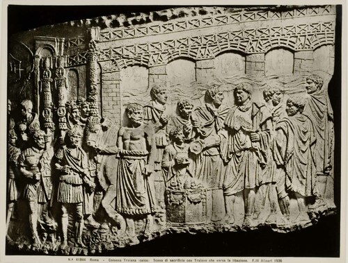 Roma - Colonna Traiana (calco). Scena di sacrificio con Traiano che versa la libazione
