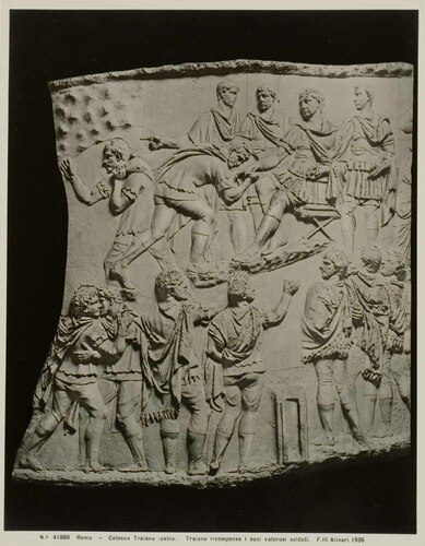 Roma - Colonna Traiana (calco). Traiano ricompensa i suoi valorosi soldati
