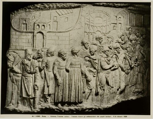 Roma - Colonna Traiana (calco). Traiano riceve gli ambasciatori dei popoli barbari