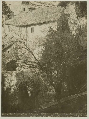Assisi - E.o Carceri: Il buco del diavolo e la pianta dalla quale gli uccelli ascoltavano la pred.a di S. Franc.o)