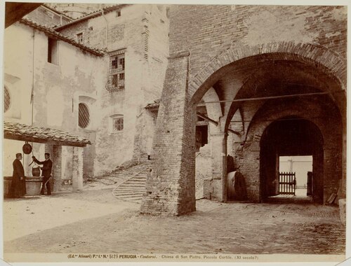 Perugia -  Contorni. Chiesa di San Pietro. Piccolo Cortile. (XI secolo?)