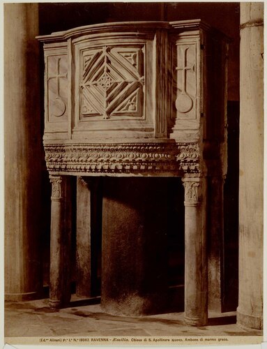 Ravenna - Emilia. Chiesa di S.Apollinare Nuovo. Ambone di marmo greco.