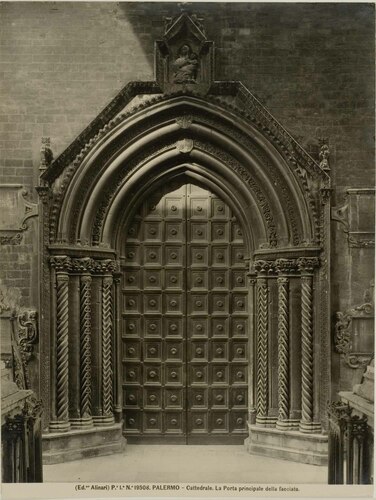 Palermo - Cattedrale. La porta principale della facciata.
