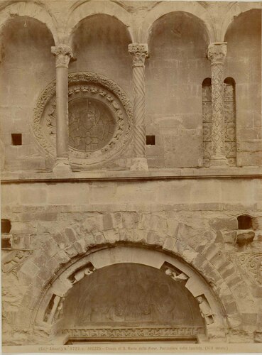 Arezzo - Chiesa di S.Maria della Pieve. Particolare della facciata. (XIII secolo.)
