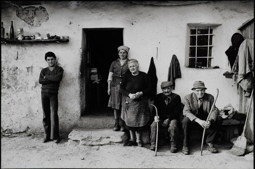 Valerio, Romana, Caterina, Pietro e Giuseppe Goletto, Tetto Ciapin di Roccasparvera (900), bassa Valle Stura, novembre 1977