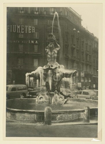 Roma, fontana del Tritone ghiacciata