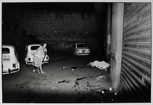 Palermo, 1976. Vincenzo Battaglia era uscito per comprare i cannoli. Lo hanno ucciso al buio, tra la spazzatura. Sua moglie aveva cercato invano di aiutarlo.