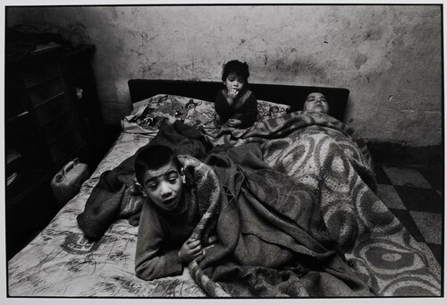 Palermo, 1978. La donna ed i suoi bambini stanno sempre a letto. In casa non ci sono né luce né acqua.