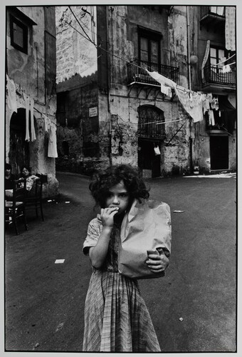 Palermo, quartiere la Kalsa, 1979. La bambina con il pane.