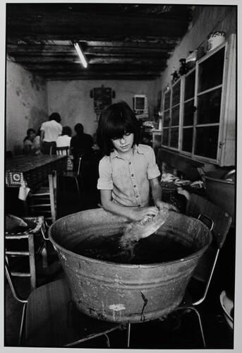 Monreale, 1979. La bambina lavapiatti non è mai andata a scuola.