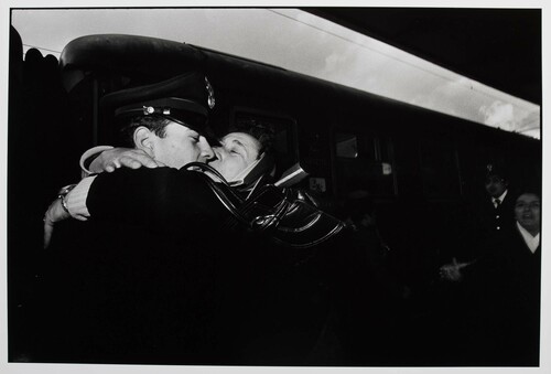 Palermo, 1980. La stazione. La madre accoglie il figlio carabiniere reduce da una missione pericolosa.