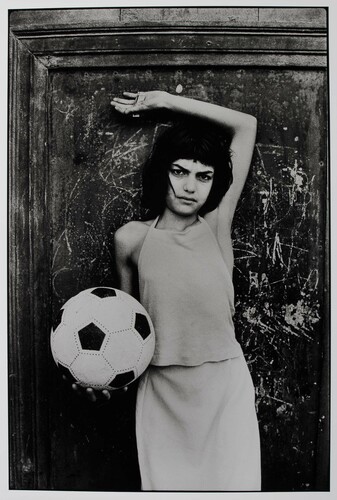 Palermo, quartiere La Cala, 1980. La bambina con il pallone