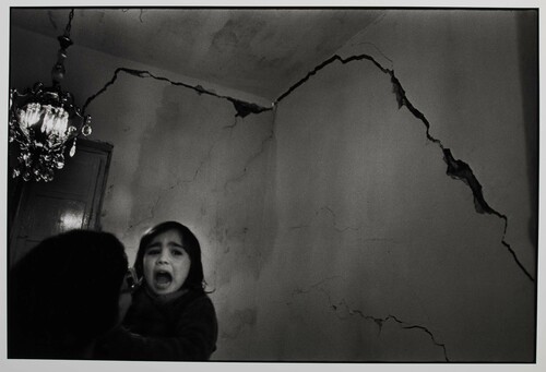 Palermo, 1980. Quartiere Acquasanta. Momenti prima del crollo della casa.